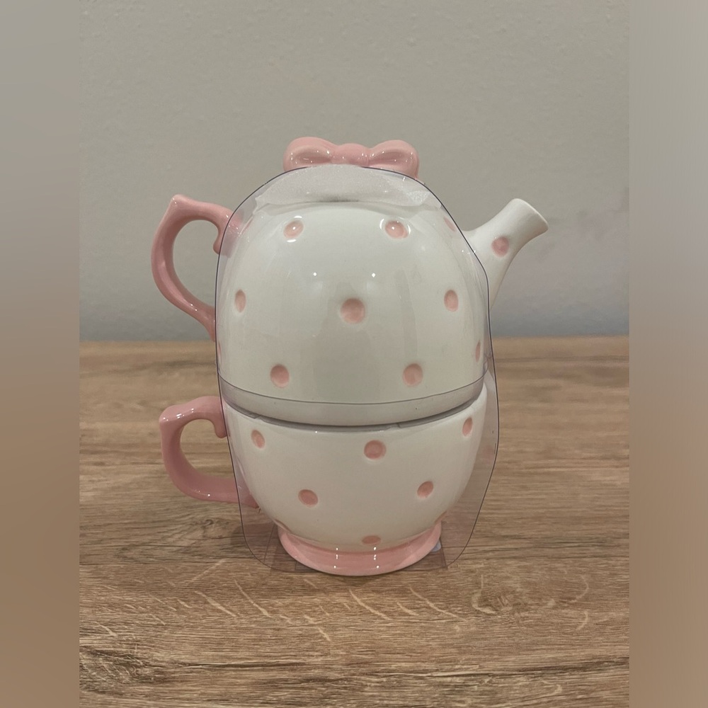 Bow teapot and cup